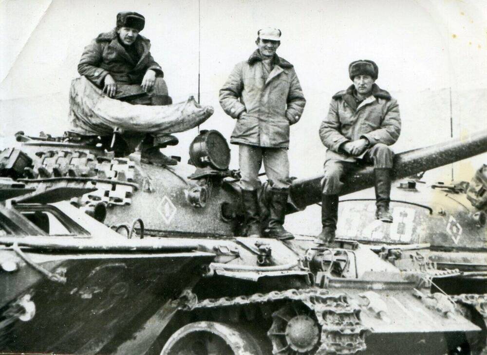 Фотография Группа бойцов на танке