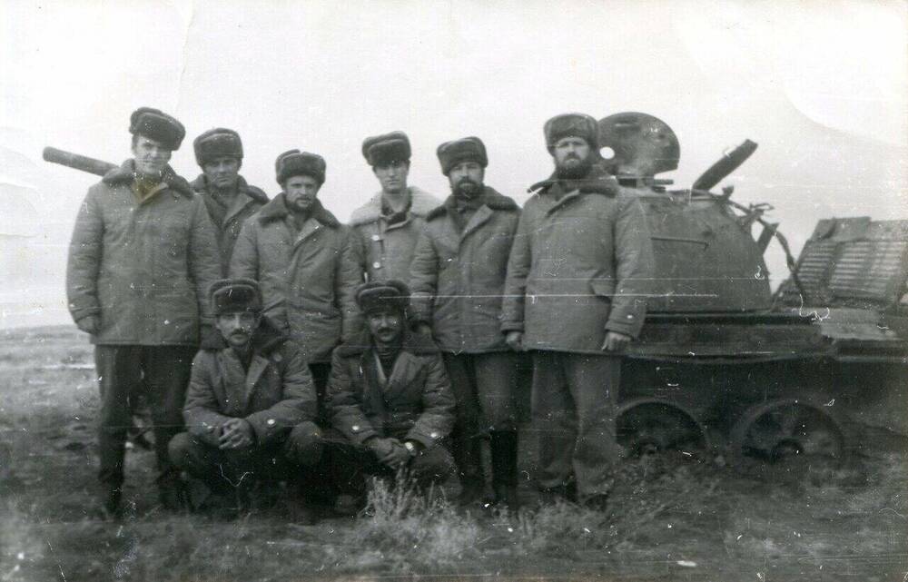 Фотография Группа бойцов у подбитого танка
