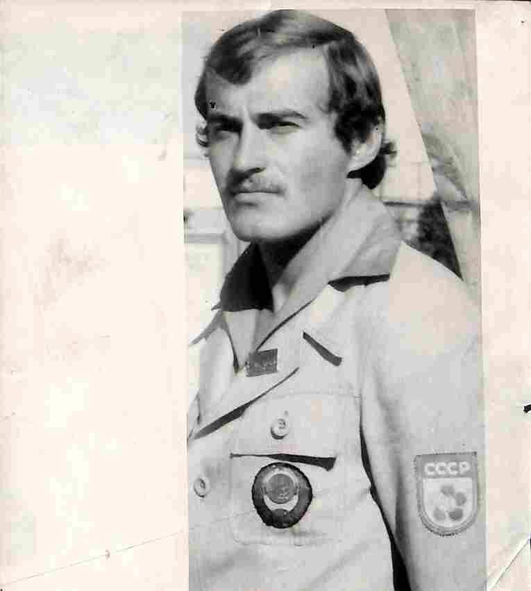 Фотопортрет поясной Владимира Кунаева, делегата XI Всемирного фестиваля молодёжи и студентов в Гаване. 1978 год