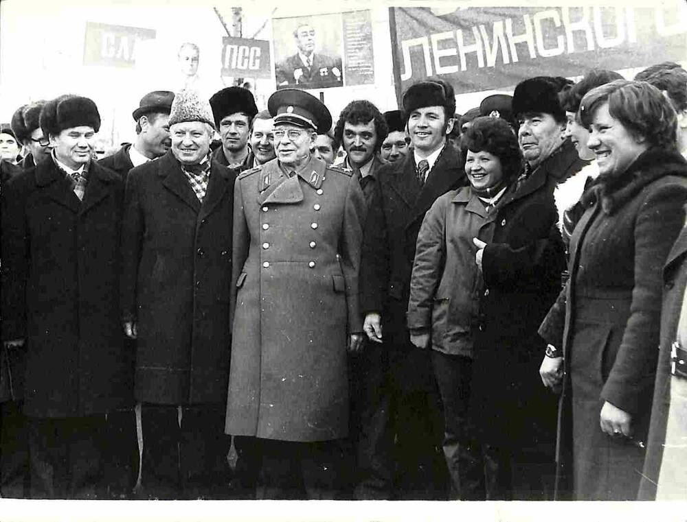 Фото. Л.И.Брежнев среди передовых строителей БАМа. ст.Сковородино, 4 апреля 1978 года