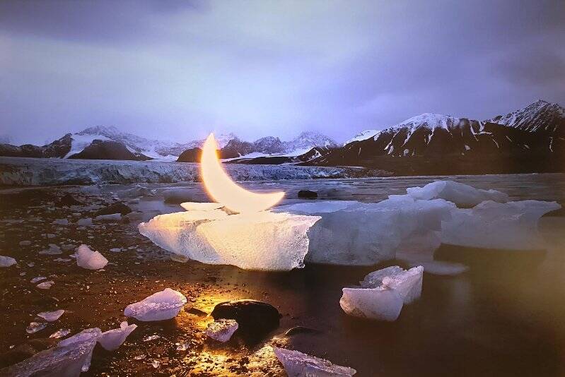 Фотография цветная. «Луна на льдине» из серии «Путешествие Частной Луны в Арктику» № 2 из тиража 10