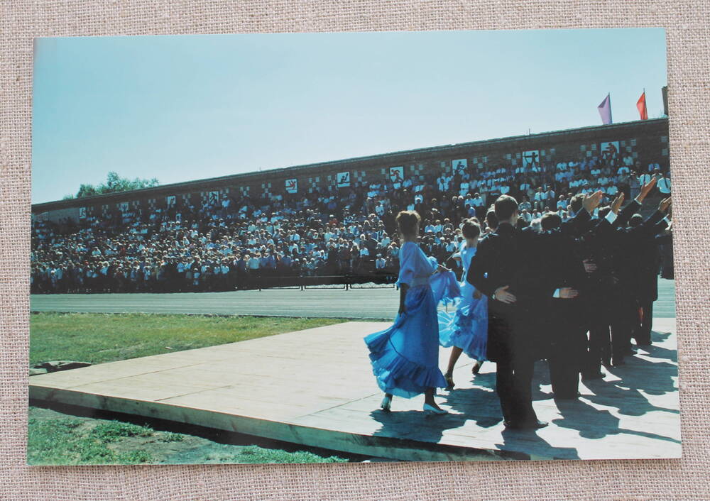 Фото. Выступление ансамбля бального танца ДК им. Малунцева 1995г.