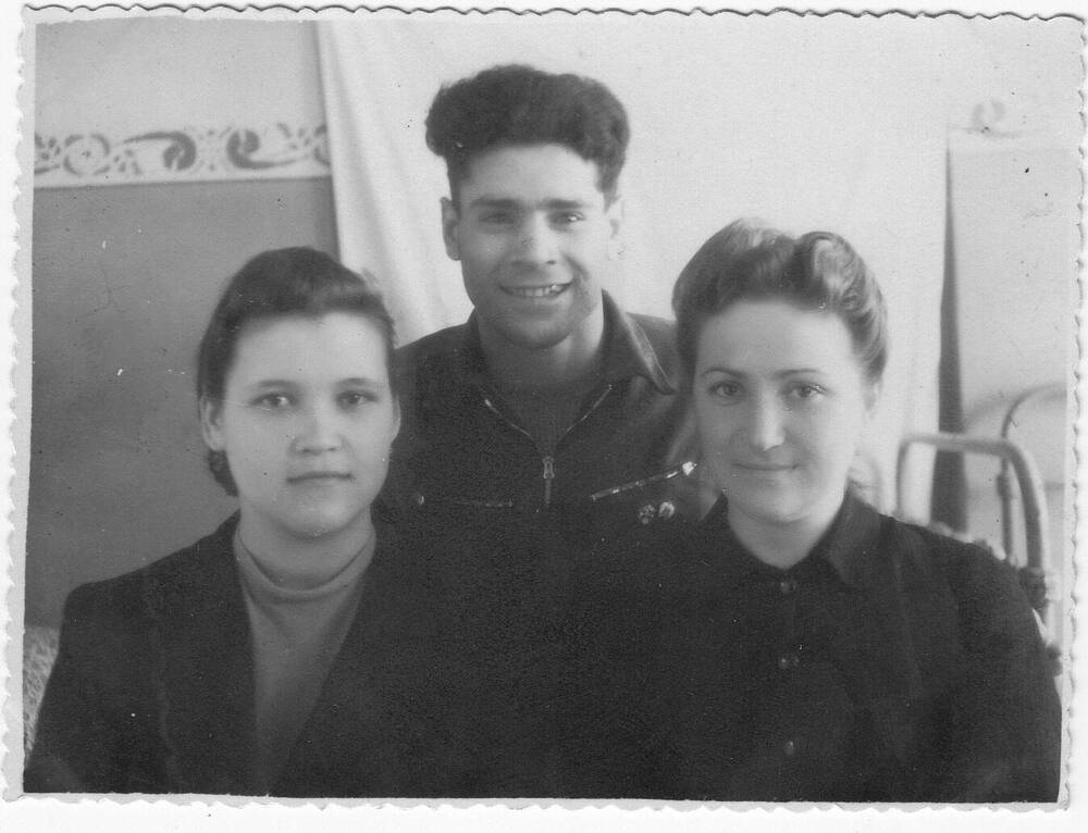 Фотография черно-белая Сантной Е.В. с друзьями.