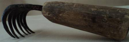 Ческа. Деревянная ручка с загнутыми железными зубчиками
