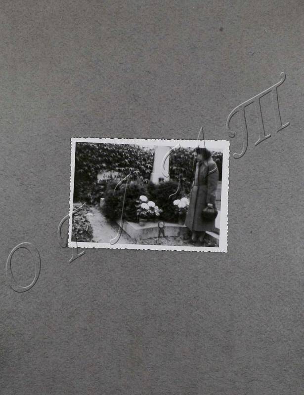 Фотография. Н.И. Каллиникова у могилы отца в Границе на Мораве [1950 г.].