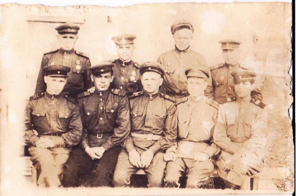 Фотография черно-белая. Групповой портрет. На фото изображены солдаты в два ряда.