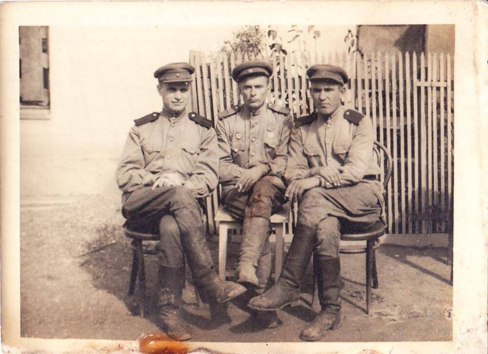 Фотография черно-белая. Групповой портрет. На фото изображены три солдата.
