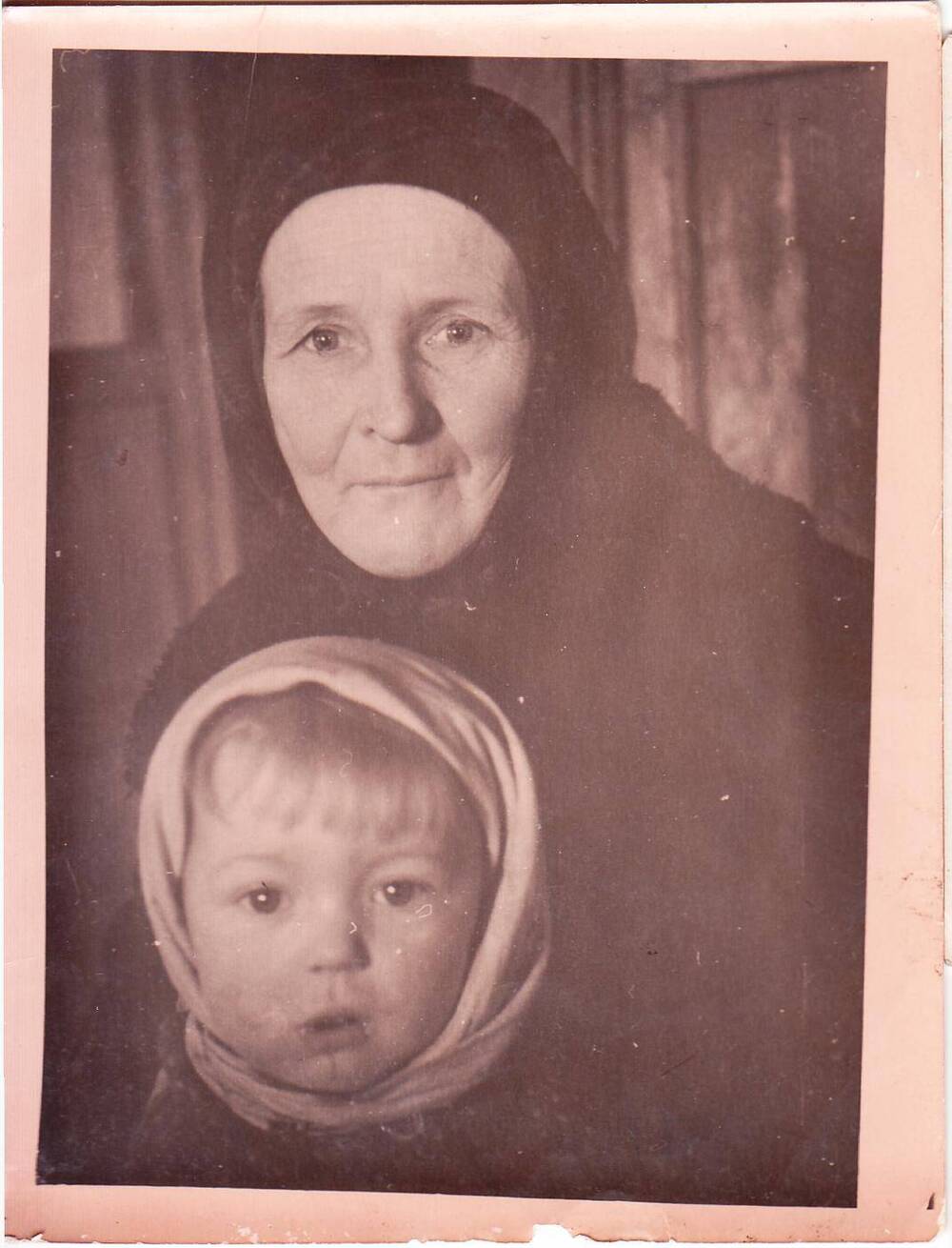 Фотография черно-белая. Парный портрет. Захарова М.И., труженица тыла с дочерью Лидой.