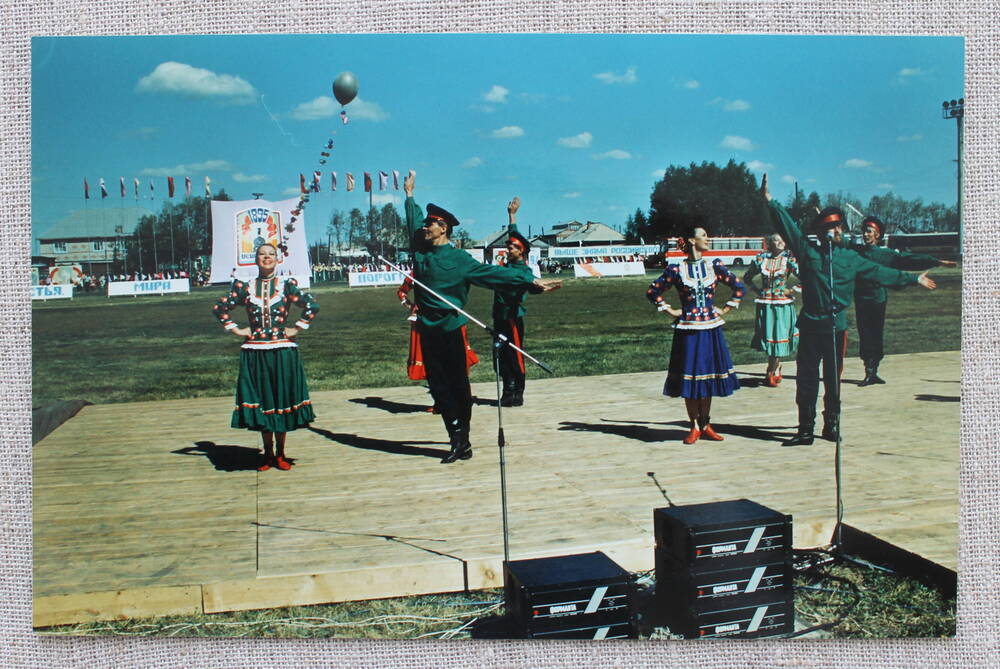 Фото. Выступление танцевального ансамбля Птица - тройка 1995г.