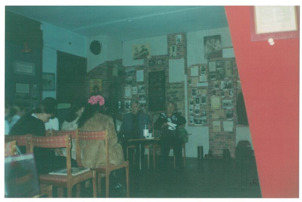 Фотография цветная групповая. Вяземский музей, встреча с дальневосточными поэтами П. Гран и О. Комар.