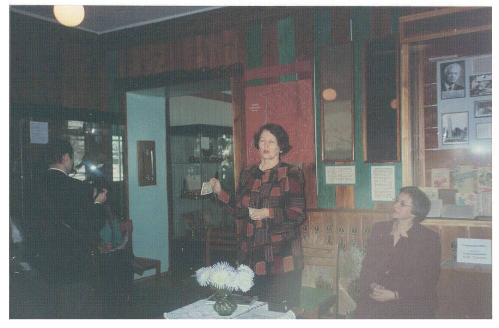 Фотография цветная групповая. Февраль 2005 г., Вяземский музей, Усенковские чтения, выступает дочь Н.В. Усенко - Людмила Николаевна.