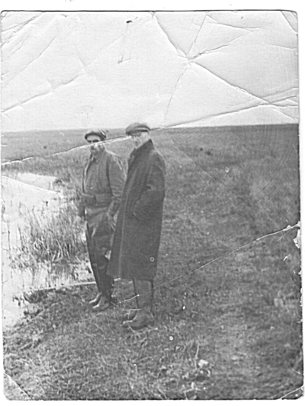 Фотография черно-белая. Кудинов Петр Николаевич (справа) в плаще и Карташев Алексей Михайлович (слева).
