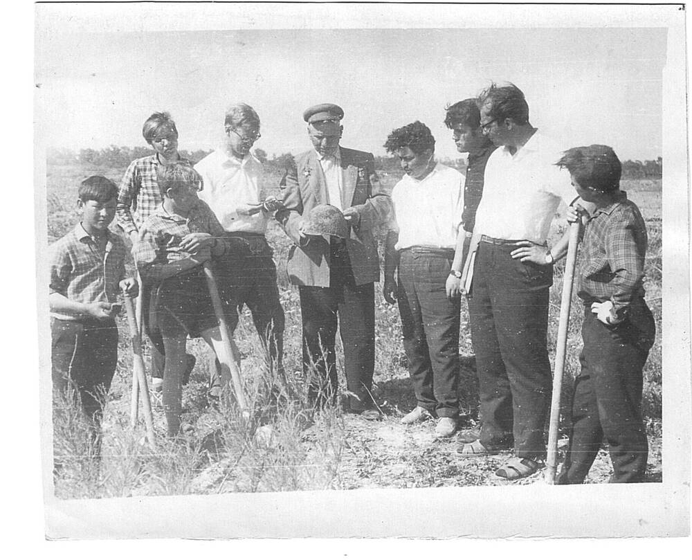 Фотография черно-белая. Групповой снимок в степи, в районе боя за Камыш-Бурун.