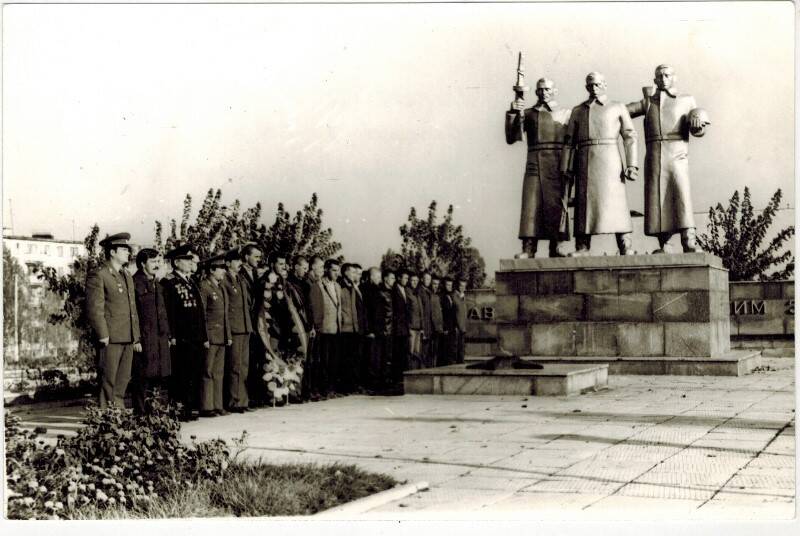 Фотография чёрно-белая. Групповая. Группа призывников у памятника «Никто не забыт…».
