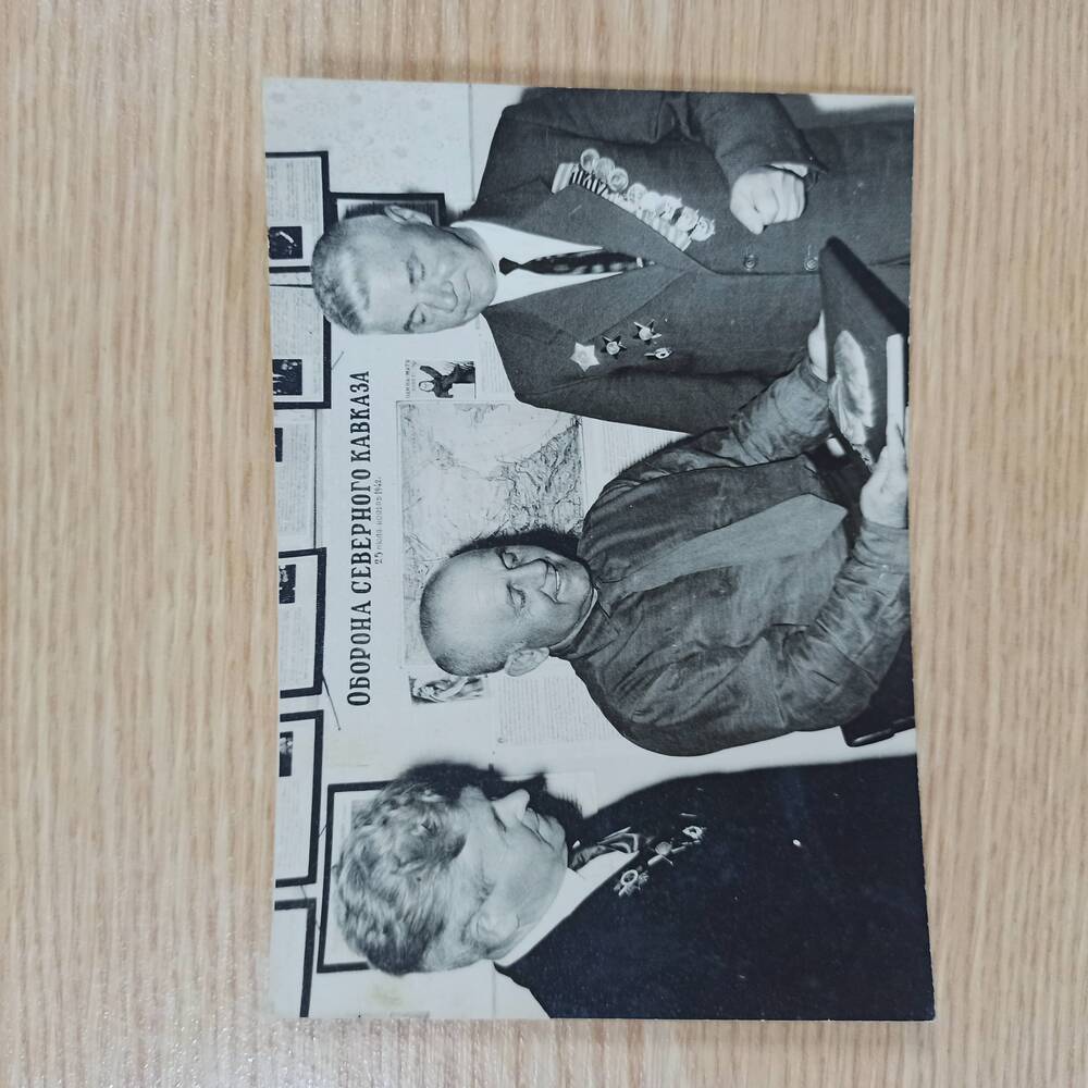 Фото поясное слева - направо: Рыбалкин Красносельский В.В. и Курешов Н.Д. оформляют комнату боевой славы в Адлерском Доме пионеров 1965 г.