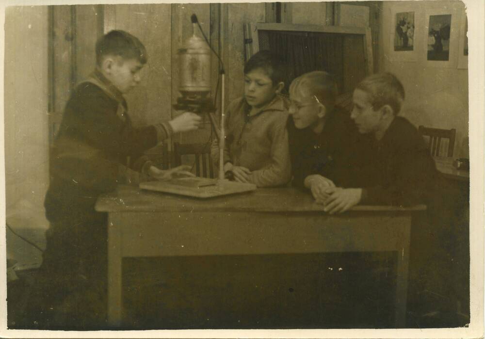 Фотография групповая. Учащиеся школы г. Горячий Ключ во время занятия в фотокружке
