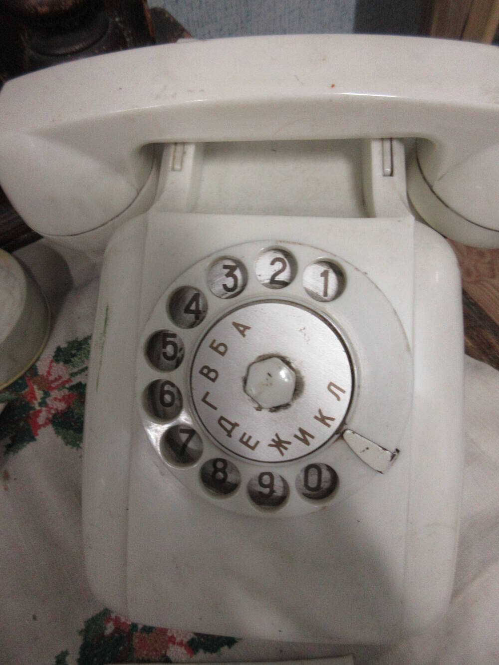 Телефон настольный стационарный с диском (белый)
