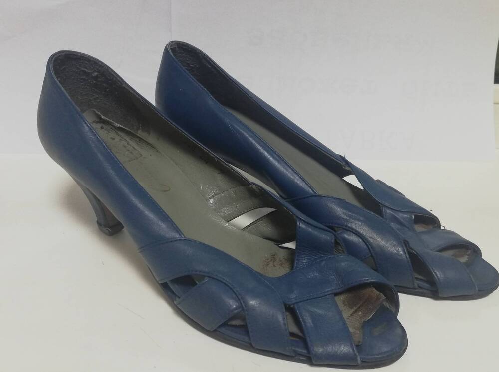 Туфли женские кожаные  синего цвета  с открытым носком на каблуке