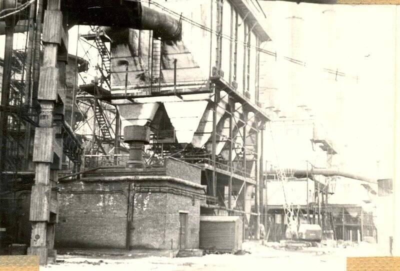 Фотография. Электрофильтр ПГДС - 3 х 50 М на Череповецком металлургическом з-де в процессе эксплуатации.