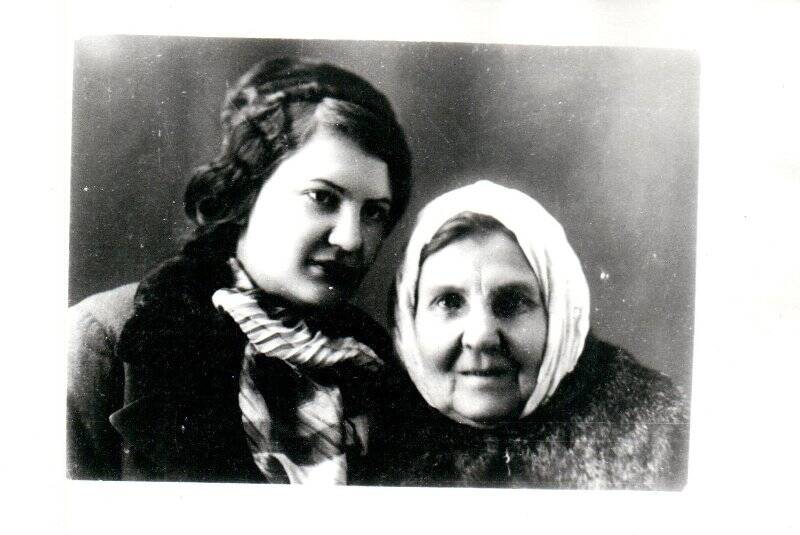Фотография. Жена Р.Фахреддина Нуржамал с внучкой Альмирой Габдлахатовной Фахреддиновой.