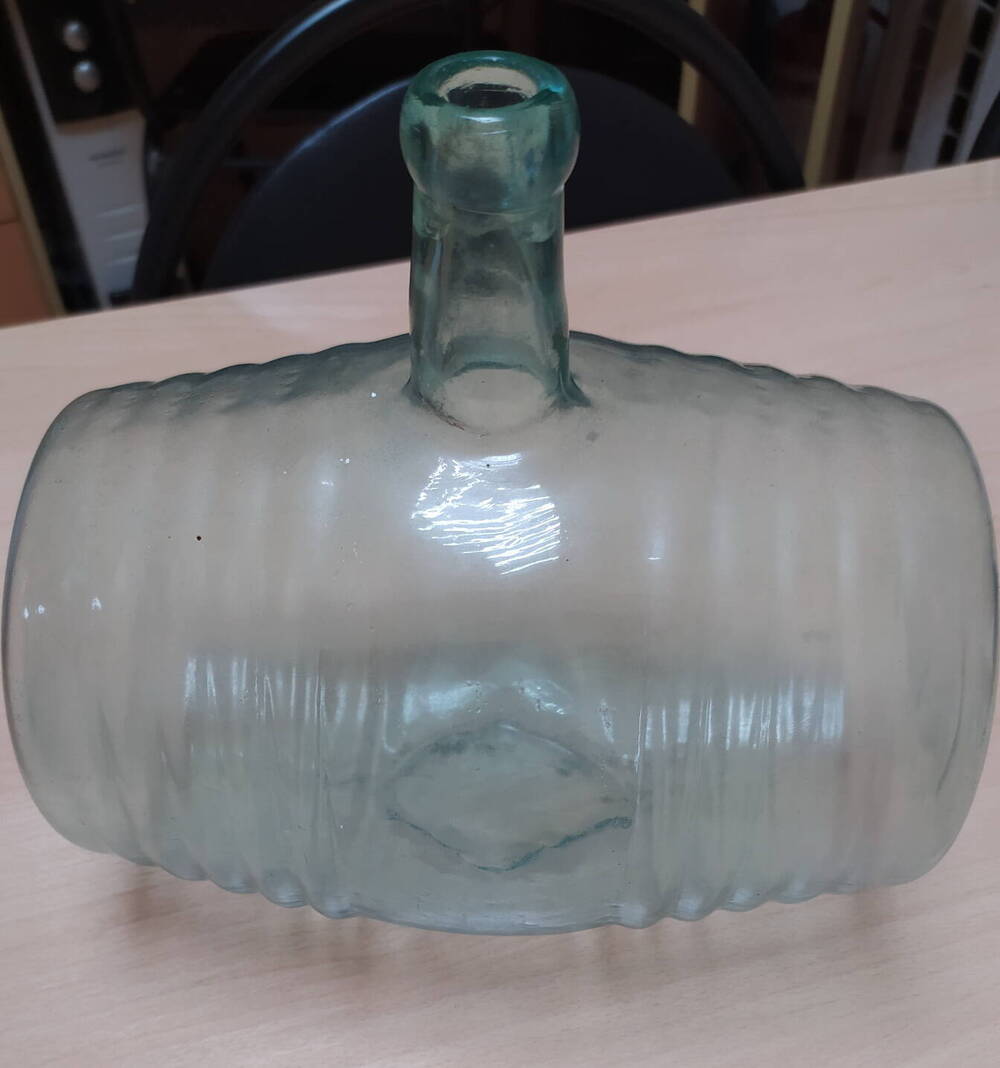 Бутыль стеклянная, цилиндрической формы бочонок. Кон.19-нач.20 века