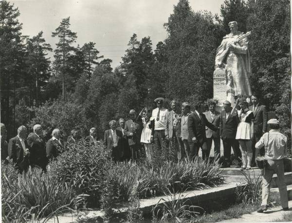 Фото. Партизаны соединения Тринадцать на митинге у памятника Советскому солдату.