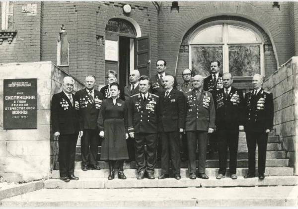 Фото. Группа партизан соединения 13 во дворе на ступенях музея Смоленщина в годы Великой Отечественной войны 1941-1945.
