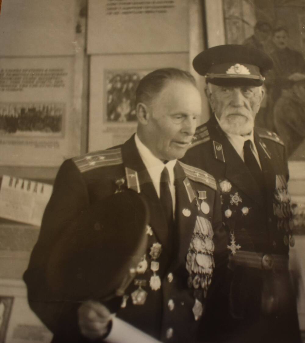 9 мая 1995 г. г. Жиздра. Милехин И. Ф. и  Герой Советского Союза Селифонов И. И. в музее ПУ - 30