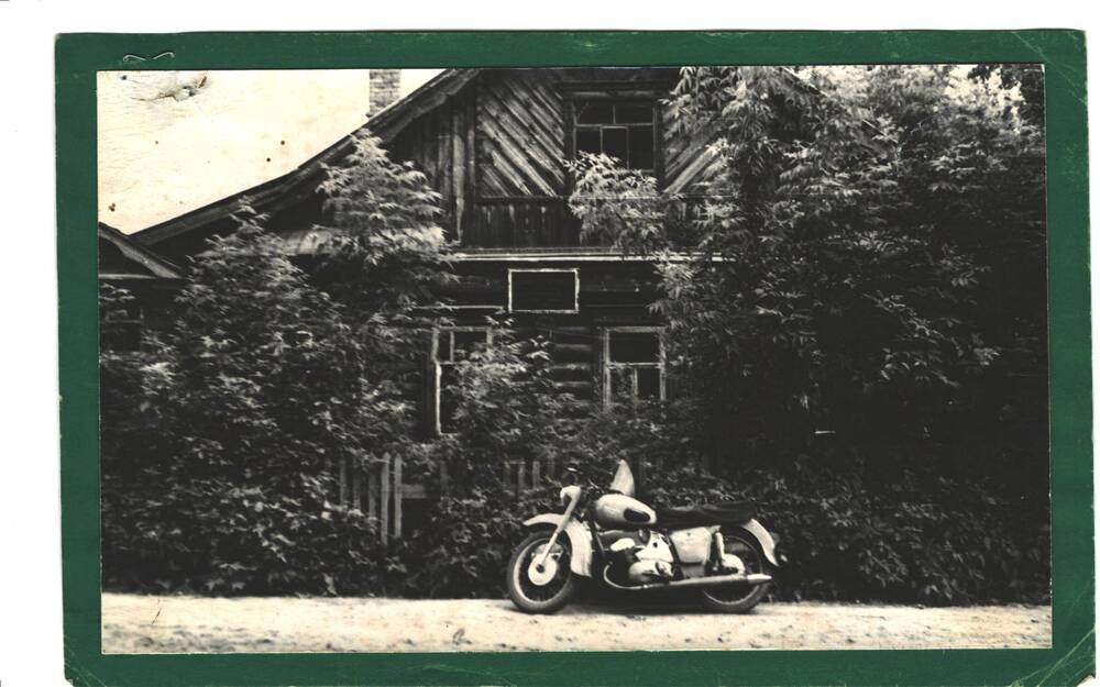 Фото черно-белое дом с вывеской
