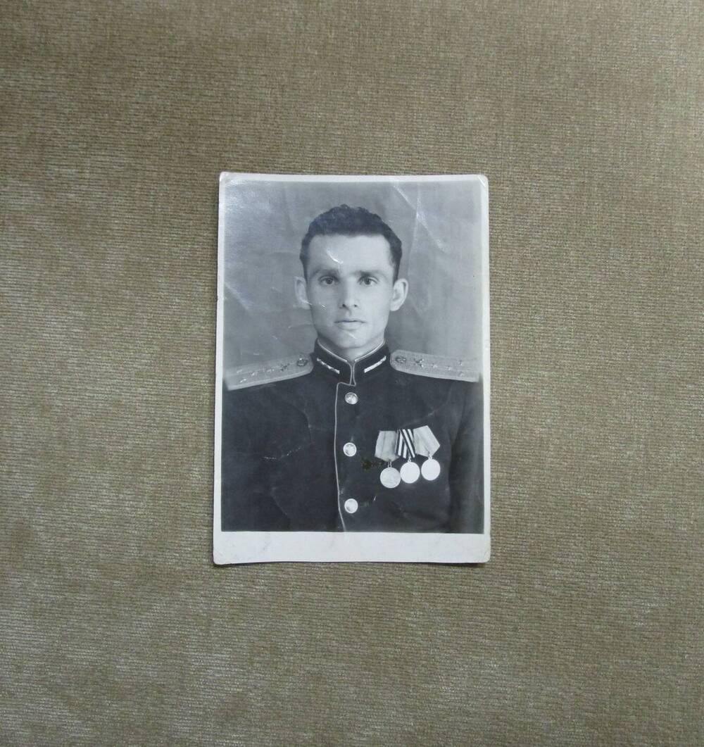 Фотография  одиночная погрудная Момот Апполона Лукича, в форме капитана, с наградами. 24.07.1951 года. 24.07.1951 года.