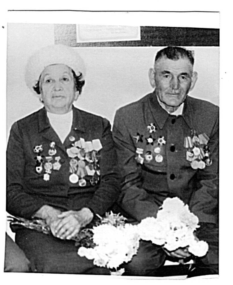 Фотография черно-белая Калоева Бориса Дмитриевича и Харченко Марии Тихоновны.
