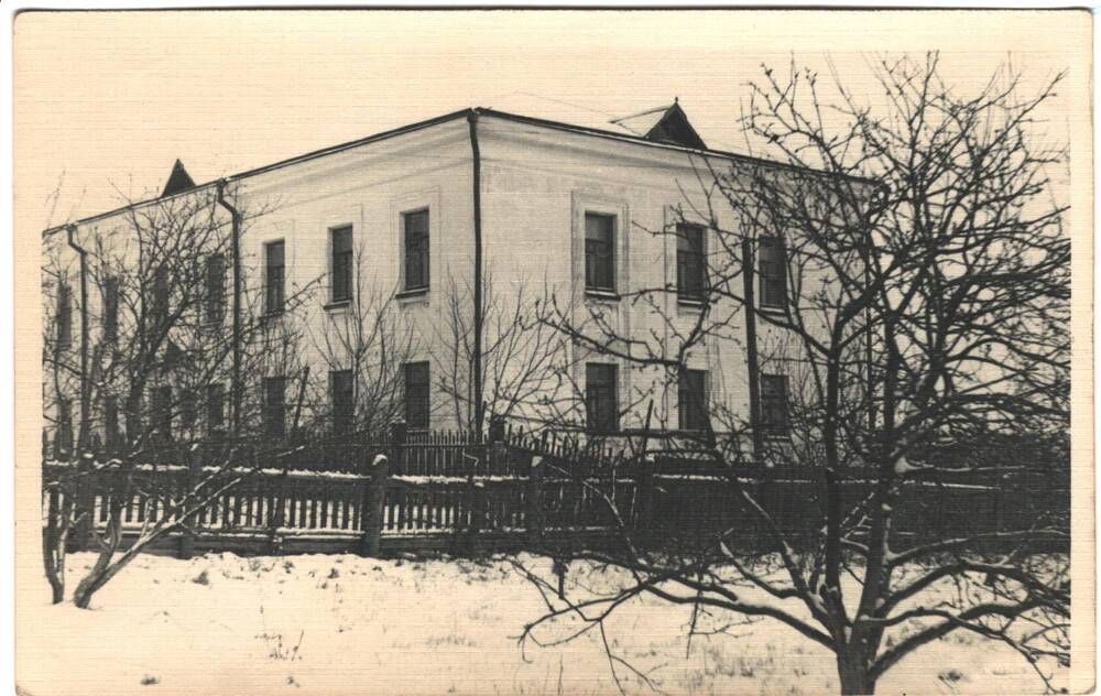 Фото черно-белое кирпичного здания