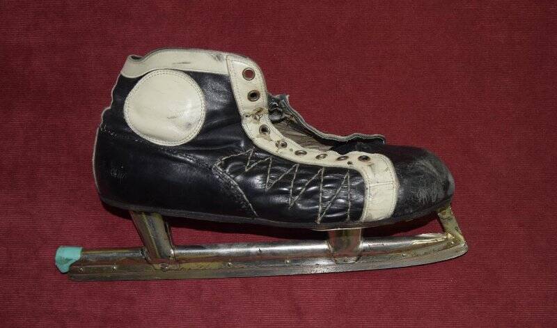Ботинок хоккейный с коньком.