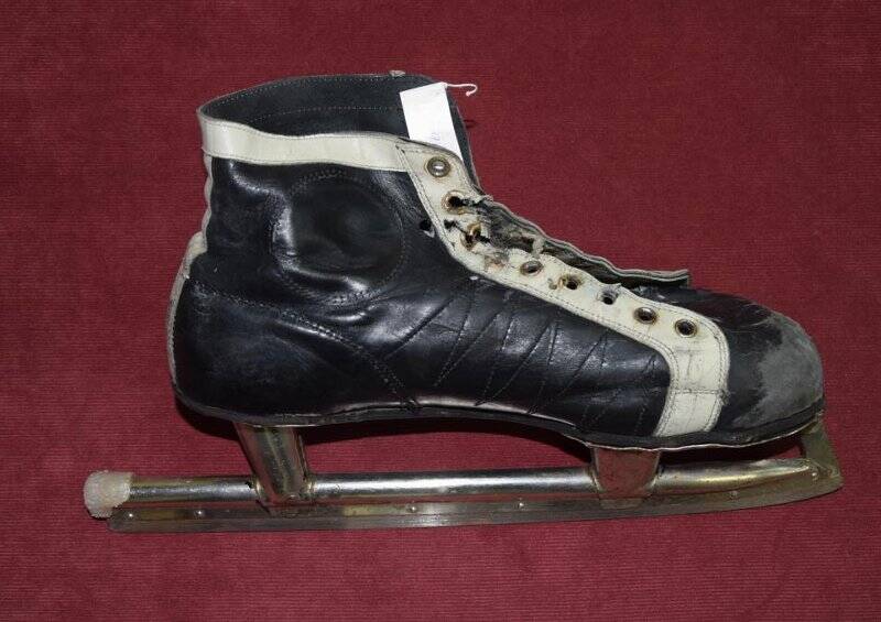 Ботинок хоккейный с коньком.