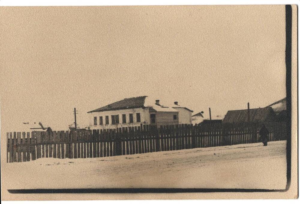 Фото черно-белое  кирпичного здания (музей)