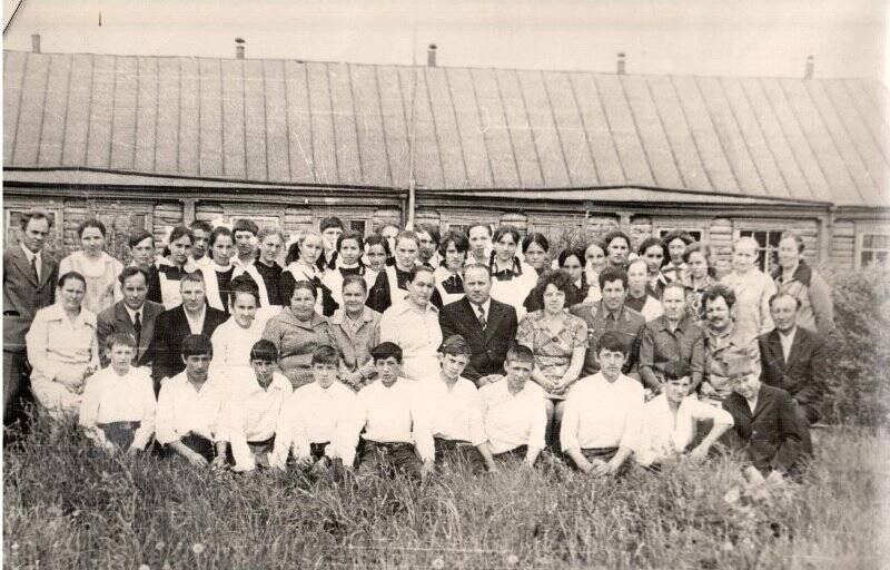 Фотография. Фотография. Г Кашапов с одноклассниками в родной школе.