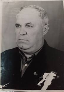 Фотопортрет Максименко Виктора Андреевича– заведующего  центральным складом, члена Новокубанской районной комиссии по отправке техники на фронт в 1941г.