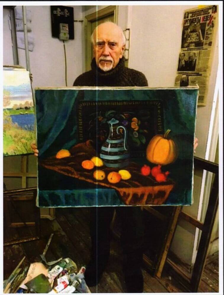 Фотопортрет. Петухов О.Е. в интерьере своей мастерской с натюрмортом в руках. 
