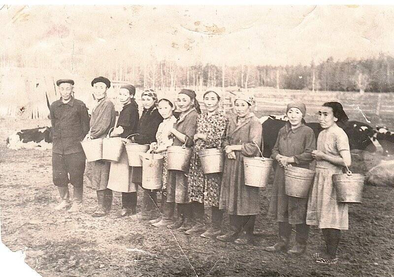 Фотографии. Доярки колхоза им. Ленина Никольской бригады на летнике «Туеhэй сайылыга»,