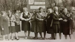 Фотография групповая. Участницы ВОВ 1941-1945гг г Новокубанска  в городском  парке.  1985г.