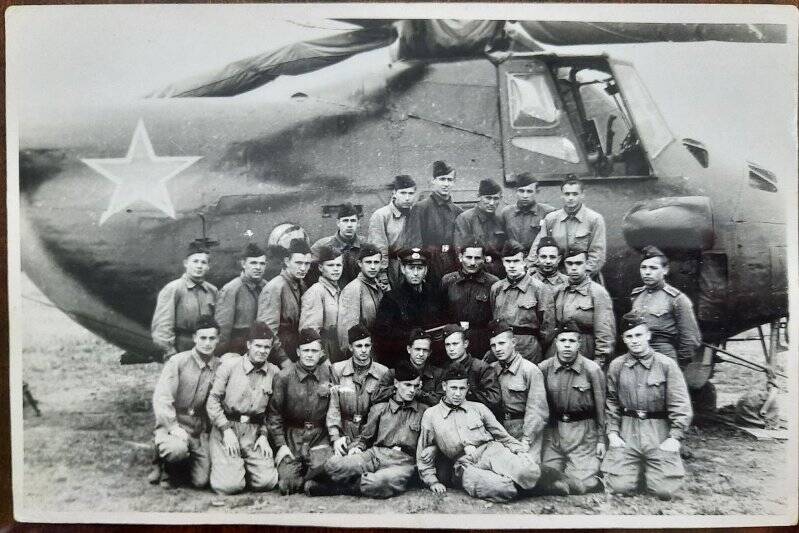 Фотография групповая. Группа вертолетчиков в количестве 28 человек, около вертолета. г. Пугачев. 1963 г.