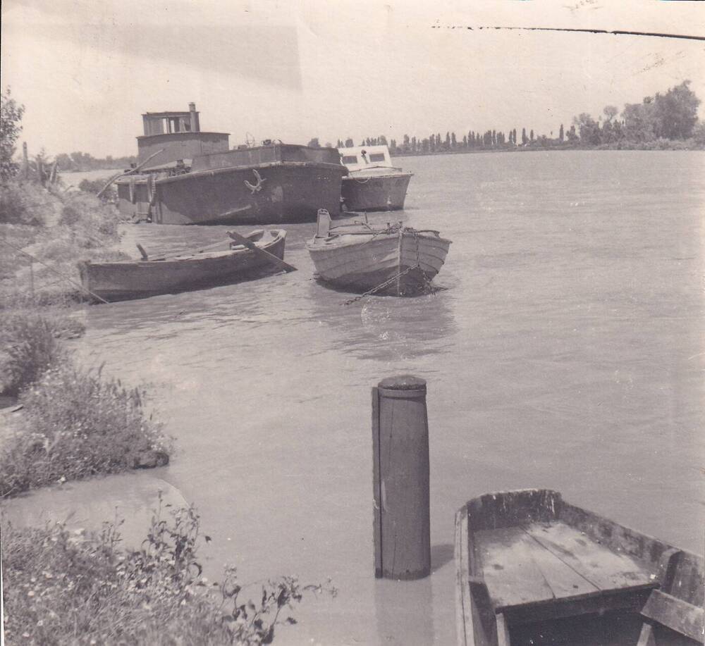 Фото ч/б видовое. Гидрометрический пост на реке Протока. 22 июня 1966 года.