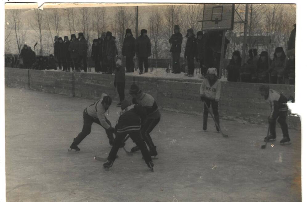 Фото черно-белое хоккейной площадки