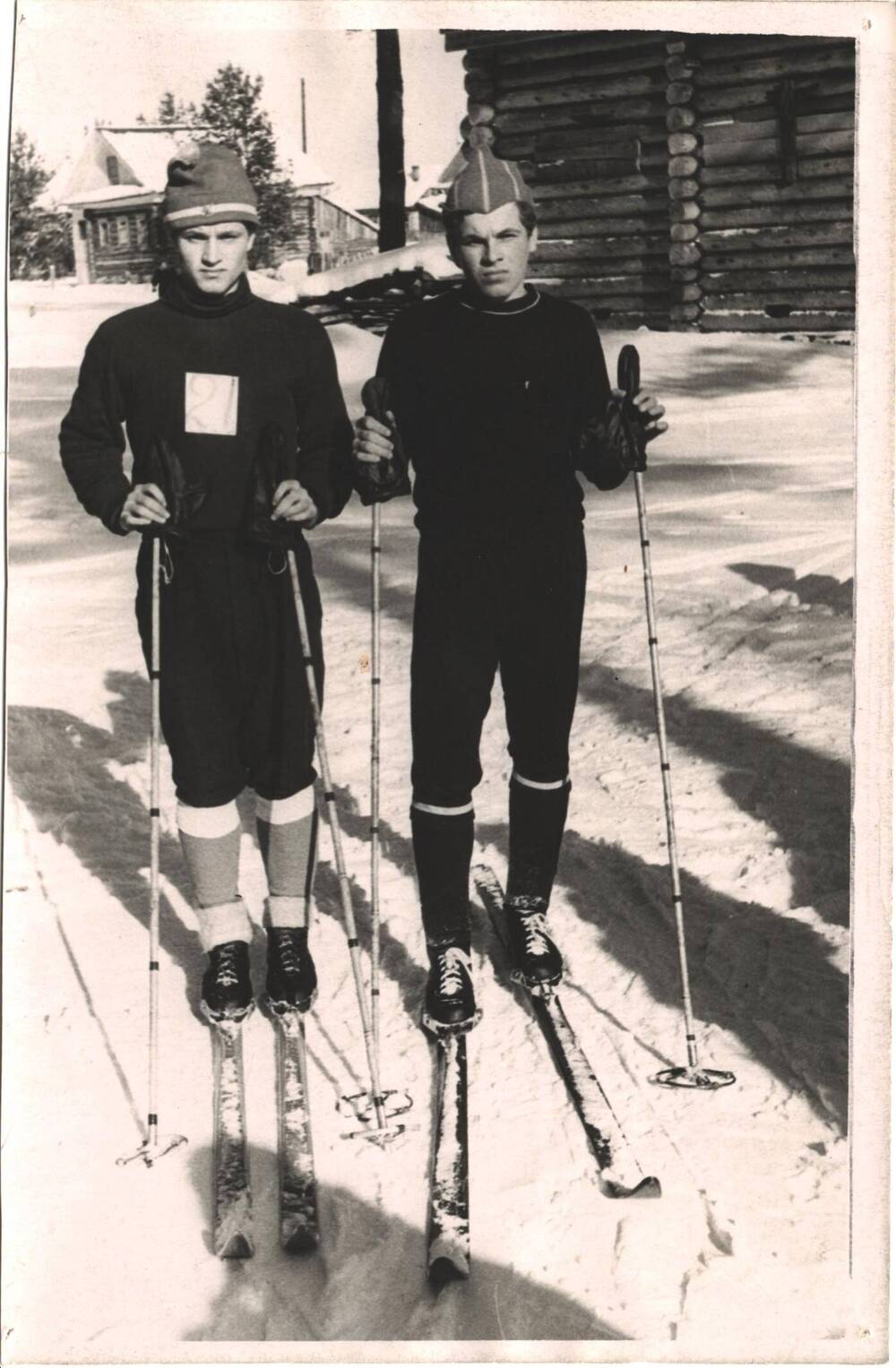 Фото черно-белое лыжников