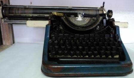 Машинка печатная, с длинной кареткой. Корпус маленький, прямоугольный, с клавишами