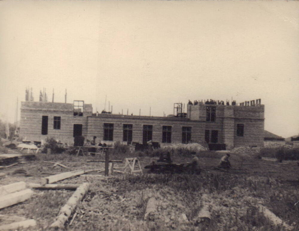 Фотография строительства новой железнододорожной школы №53 г. Кирсанов, 1957 год.