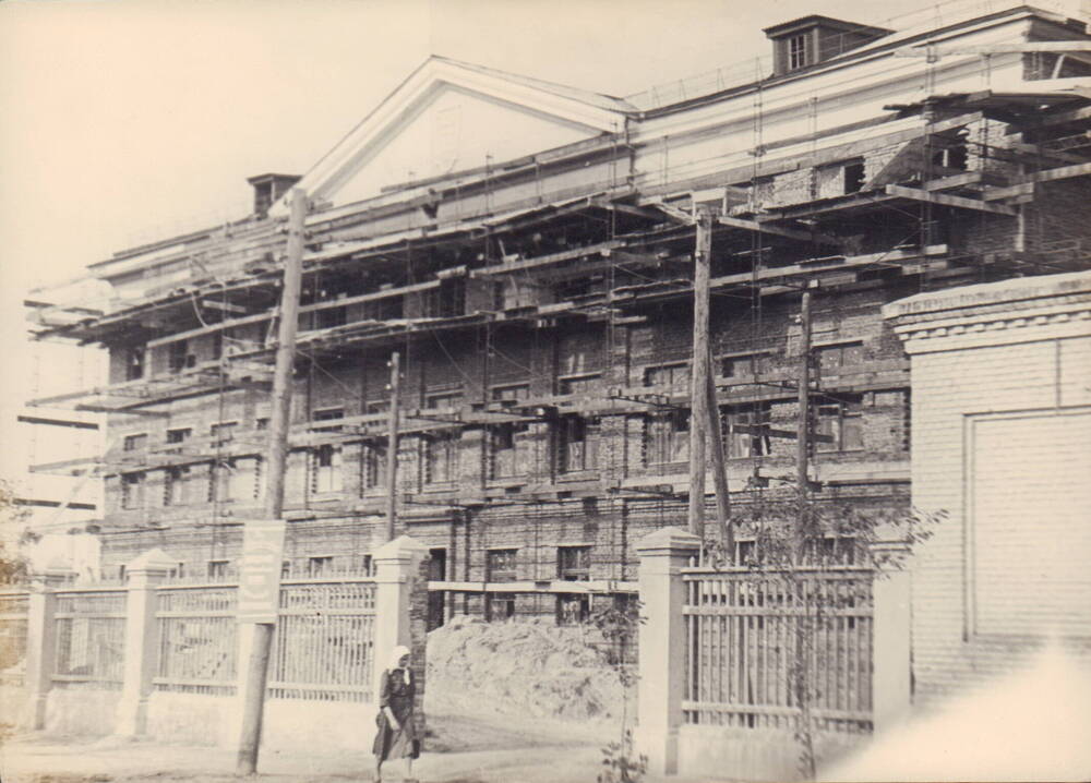 Фотография строительства новой железнододорожной школы №53 г. Кирсанов, 1958 год.