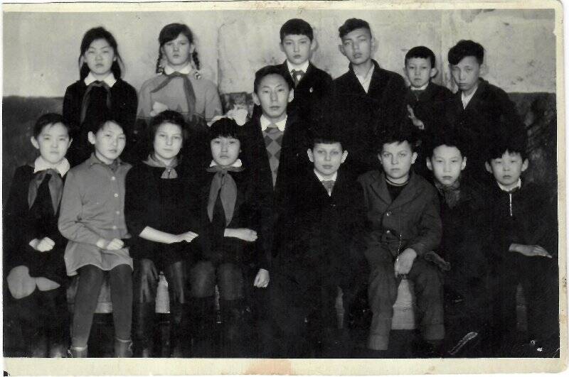 Фотография. В.Г. Дедюкин с учениками. 1964-65 учебный год, Верхоянская средняя школа.