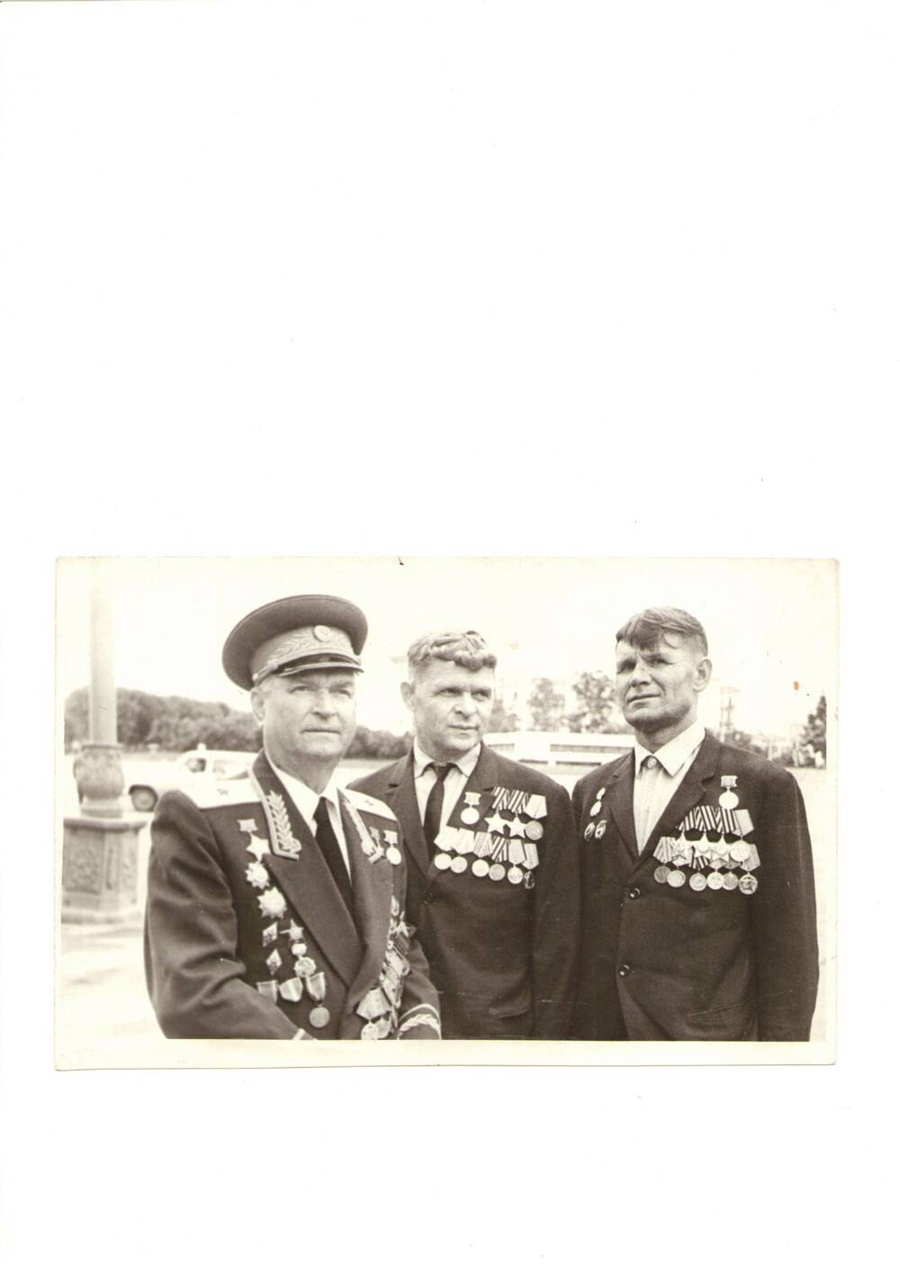 Фото черно-белое, групповое, поясное ветеранов 27-й гвардейской стрелковой дивизии, принимавших участие в боях по освобождению  Калачевского района, 1970