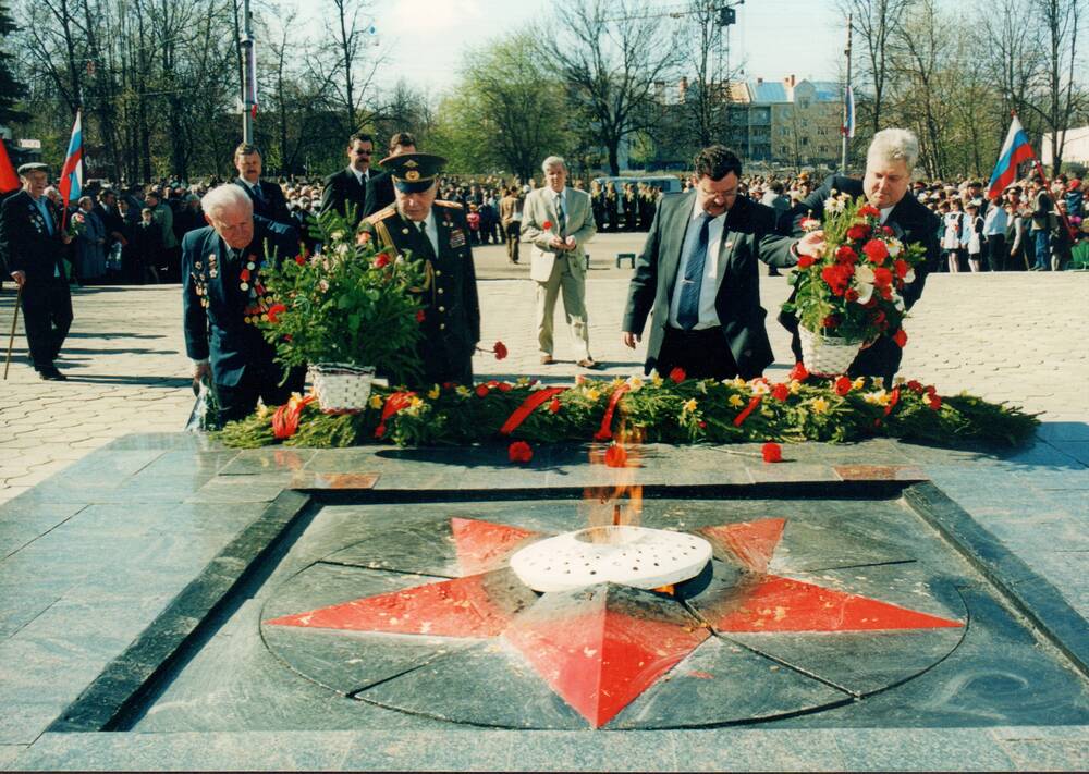 Фотография, посвященная празднованию Дня Победы в г.Арзамасе в 2003 году.